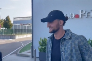 雷竞技CSGO-笑容满面！拉比奥特抵达米兰，并对镜头说了句“forza Milan”