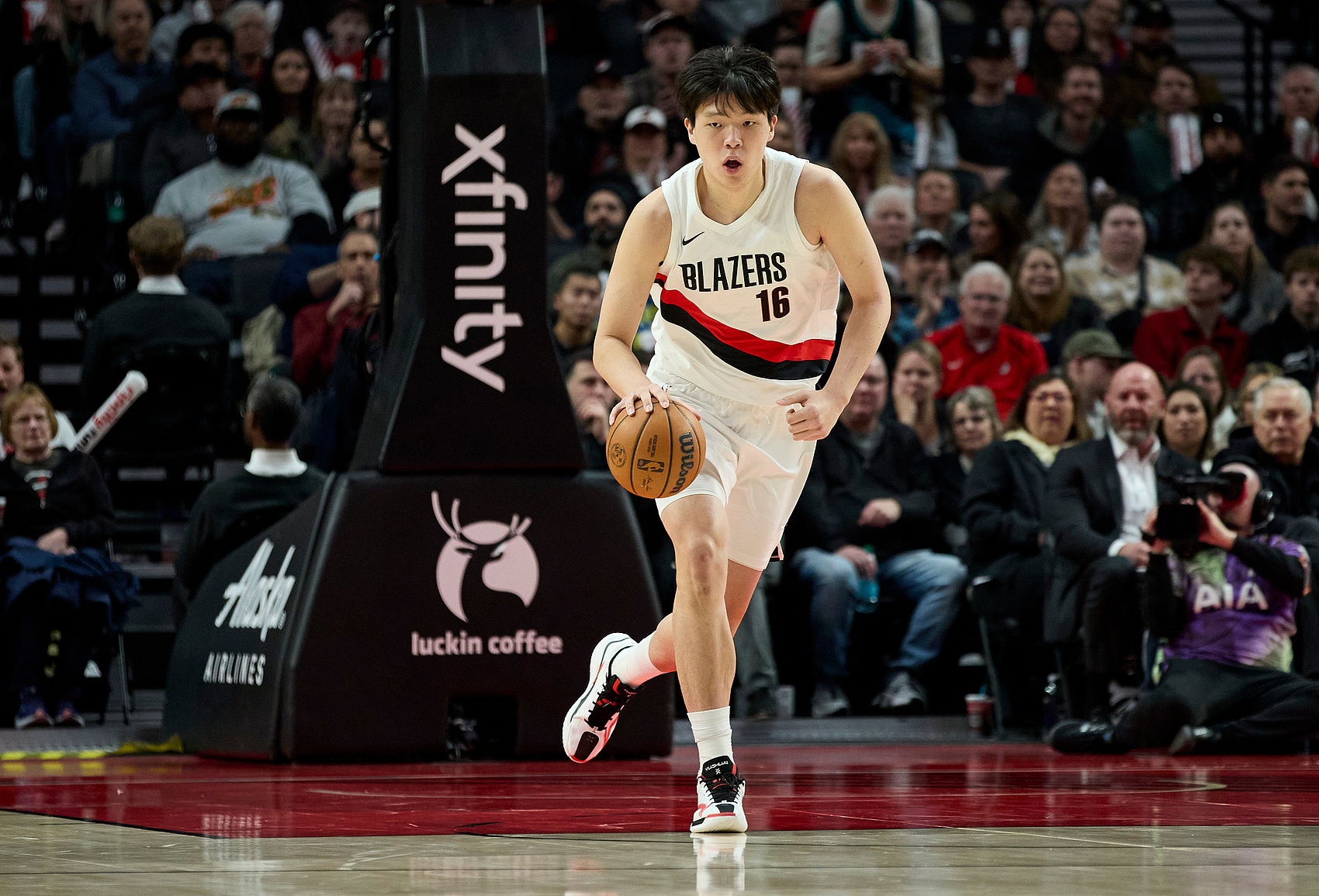 雷竞技CSGO-积极是挺积极!杨瀚森半场出战3分49秒 出手1次三分不中&拿到1板